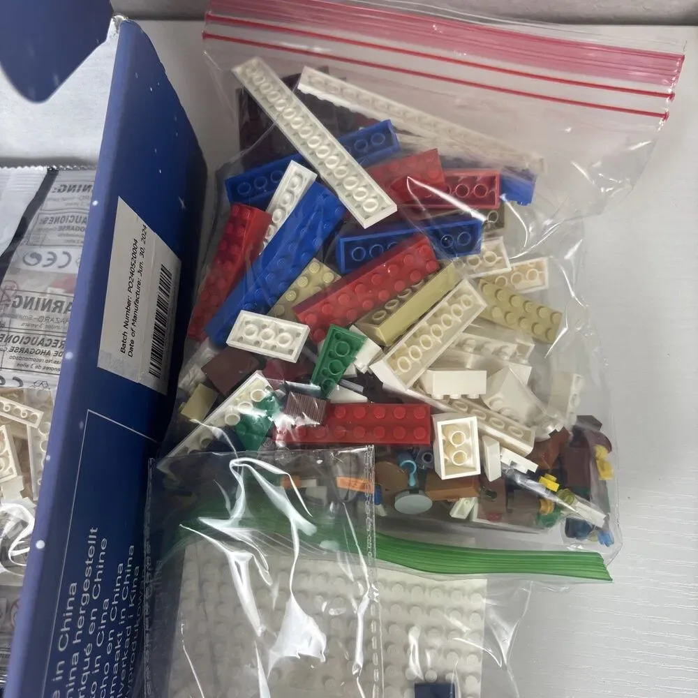 Insoon Snowscape Christmas House Building Bricks 1834 pcs Open Box MOSTLY SEALED